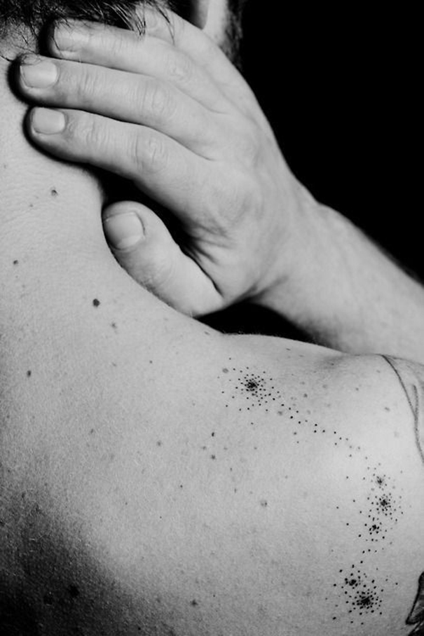 tatuagem de constelação no pescoço 