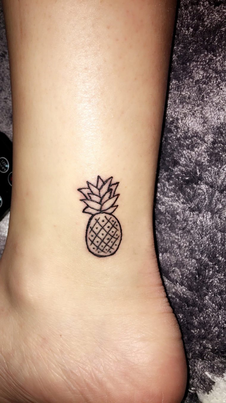 tatuagens-elegantes-mulheres-frutas-abacaxi-opções 