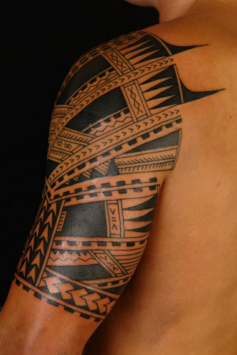 tatuagem desenho de homem com tribal 