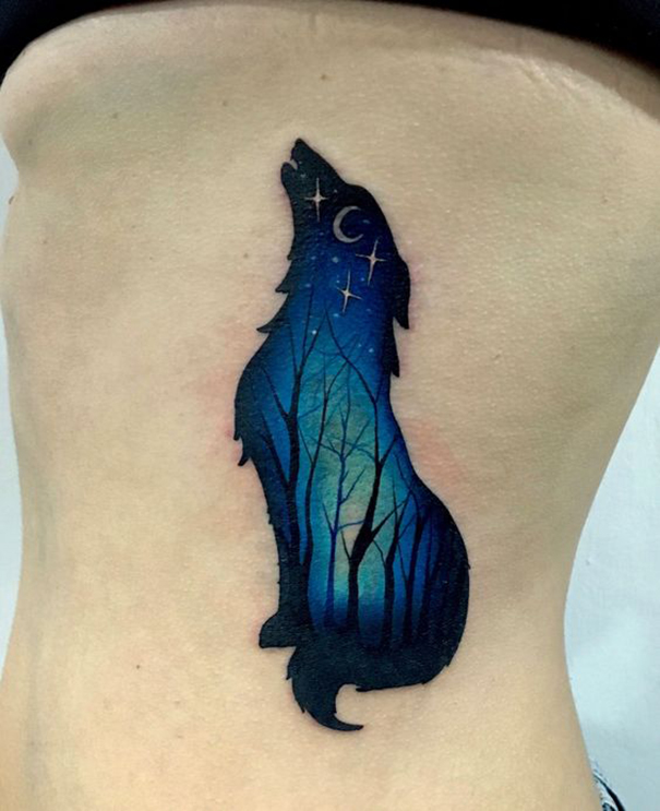 tatuagem de lobo na costela 