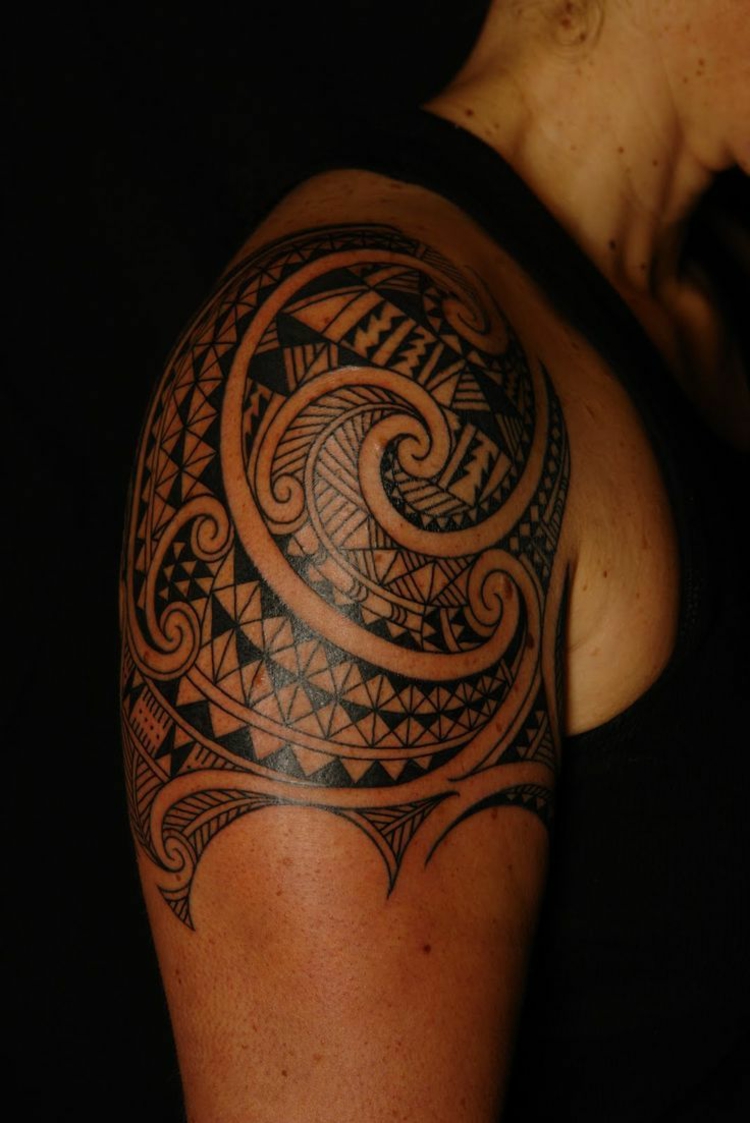 tatuagens design detalhes linhas claras 