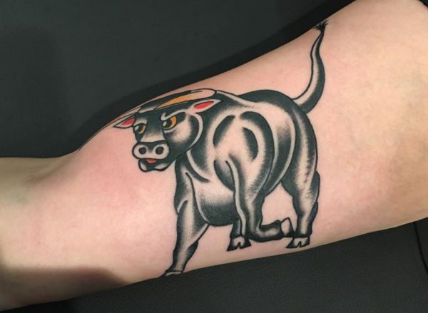 Design de touro no braço 