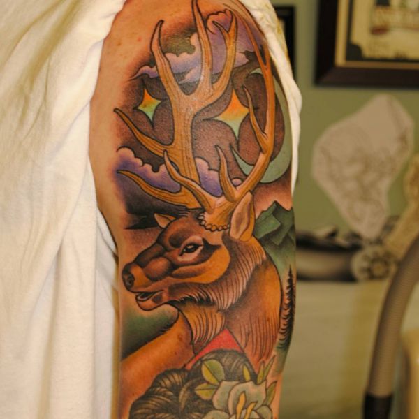 Tattoo moose design no braço 