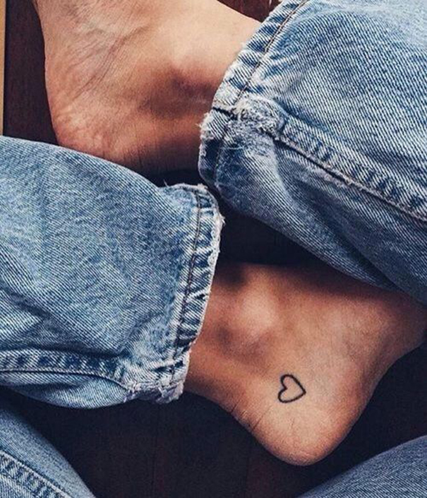 tatuagem de coração a pé 