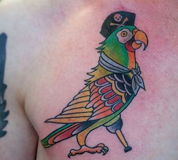 Tatuagem de papagaio pirata no peito dos homens 