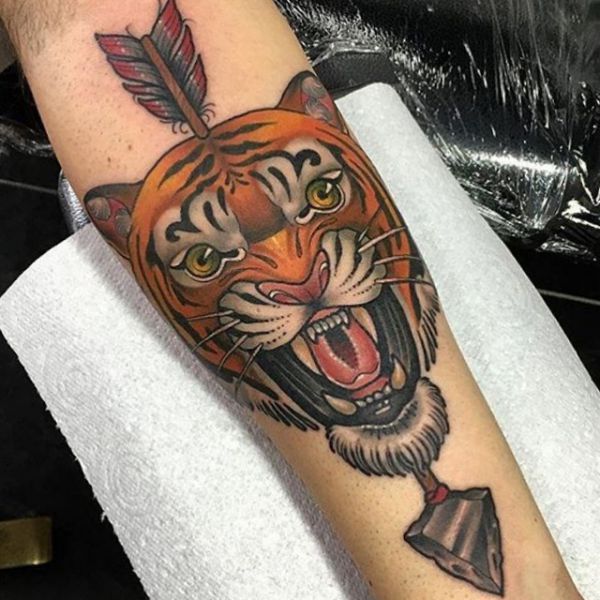 Cabeça de tigre com tatuagem de seta no antebraço 