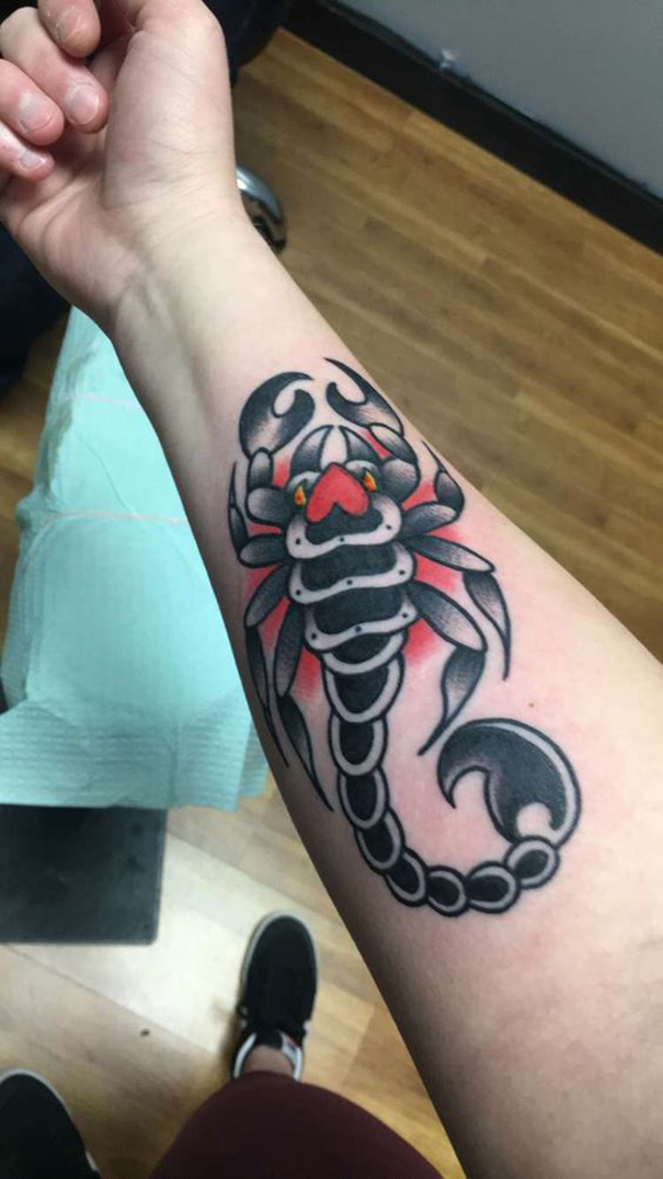 tatuagem de zodíaco de Escorpião no braço 