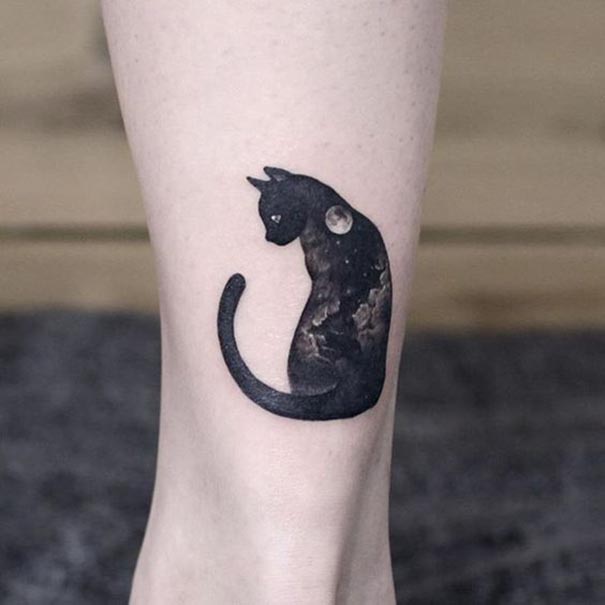 tatuagem de gato preto a pé 