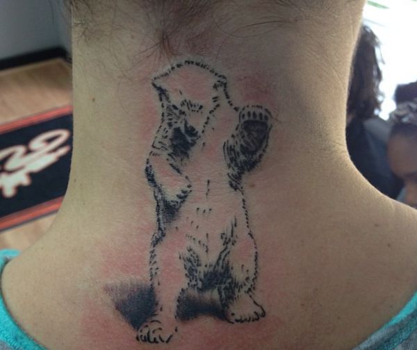 Tatuagem de urso polar no pescoço 