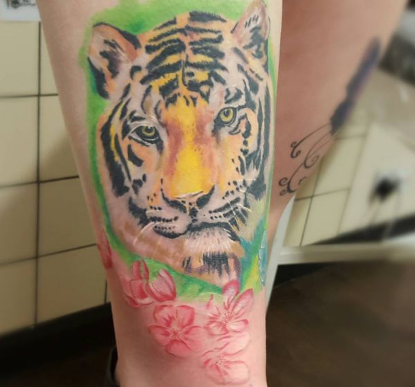 Tigre com design de flores na perna 