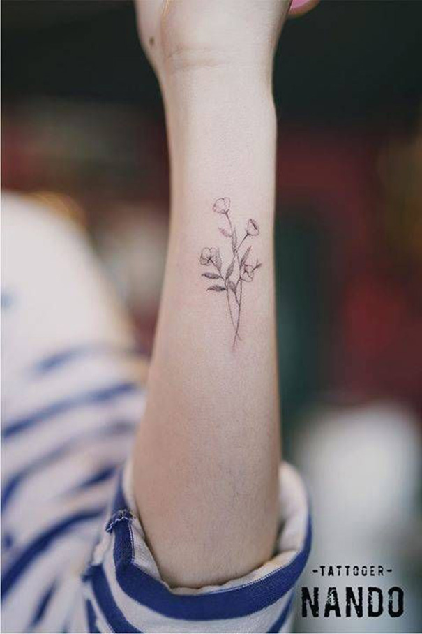 tatuagem de papoula no braço 