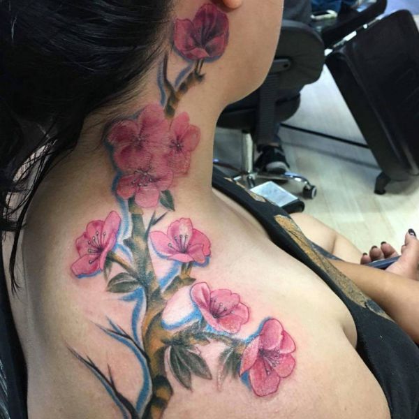 Tatuagem de flor de cerejeira no pescoço 