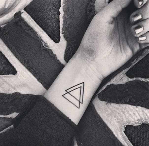 tatuagem de triângulo no pulso 