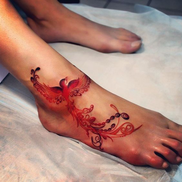 tatuagem de fênix a pé 
