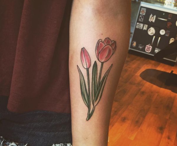 24 lindas tatuagens de tulipas e seus significados