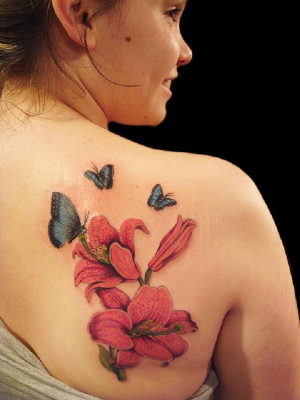 Borboletas com flores de lírio tatuagem nas costas 