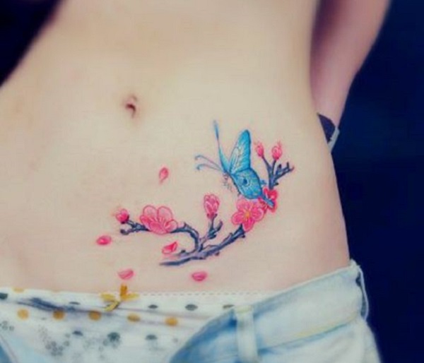 Borboleta com tatuagem de flor de ameixa na barriga 