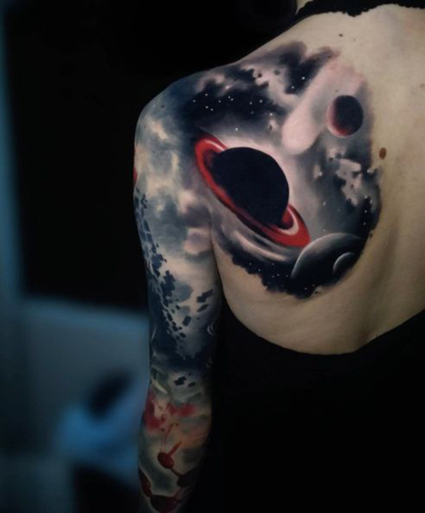 tatuagem espacial no ombro 