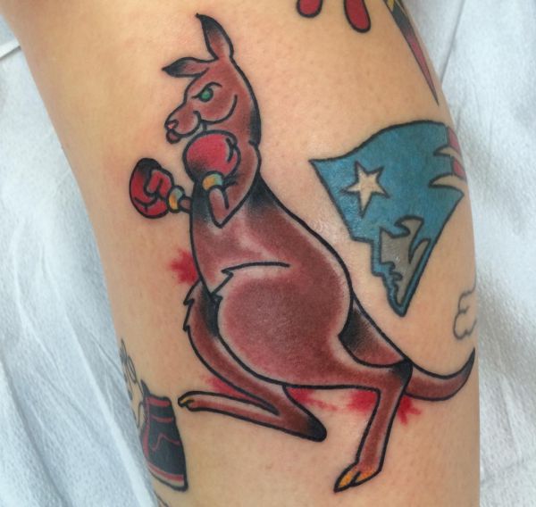Tatuagem de canguru boxe na perna 
