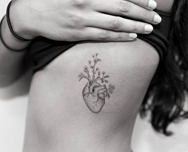 tatuagem de coração na costela 