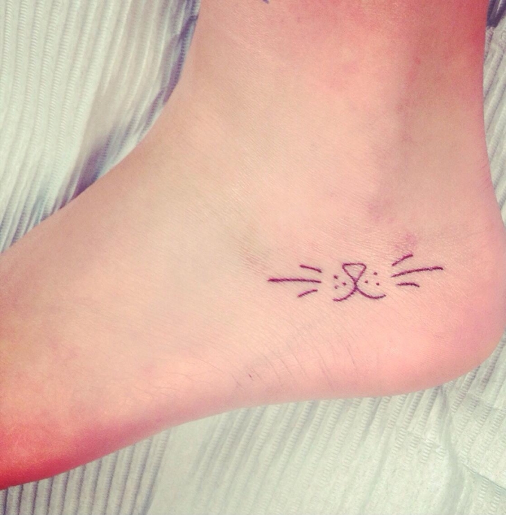 linhas simples pés tatuados 