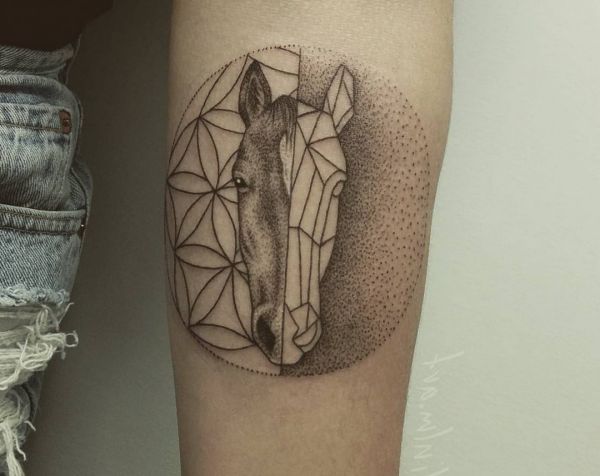Projeto abstrato da tatuagem da cabeça de cavalo no antebraço 