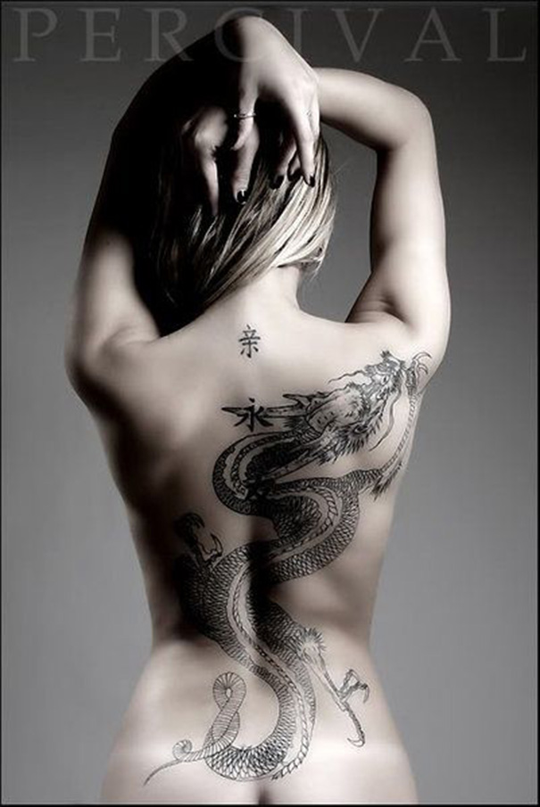 Tatuagem de dragão sexy nas costas 