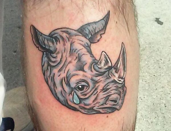 Rinocerontes do bebê choram tatuagem na perna 