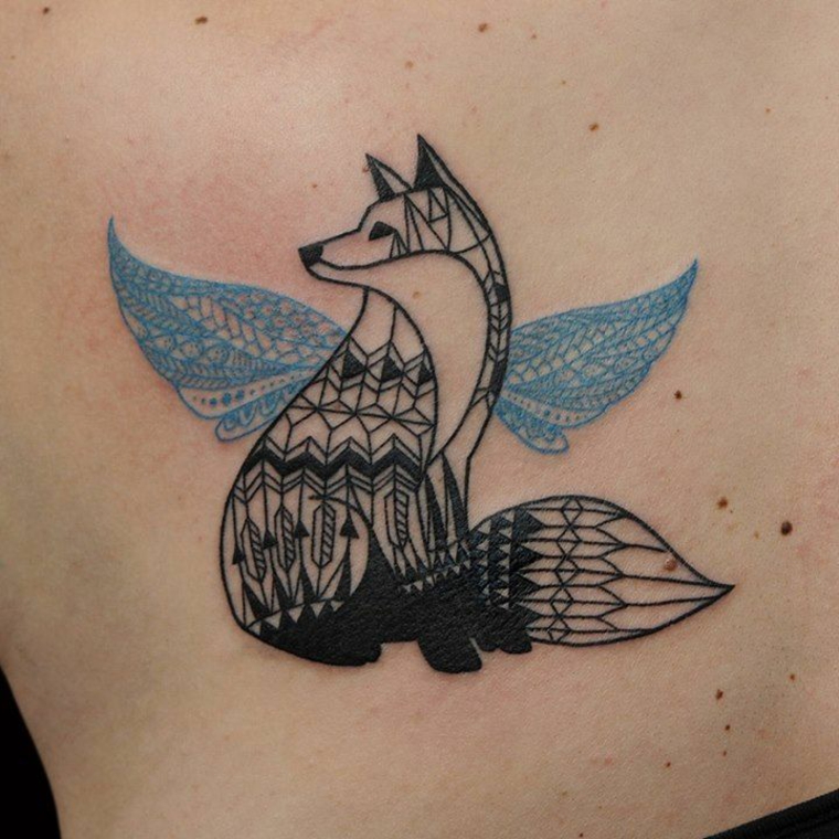 tatuagem de raposa geométrica com asas 