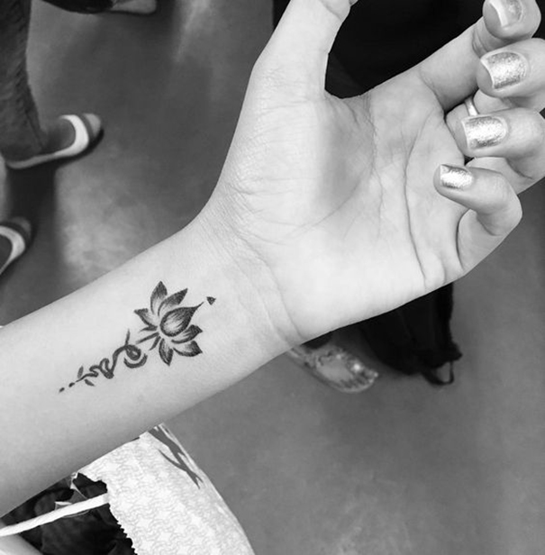 tatuagem de flor de lótus no pulso 