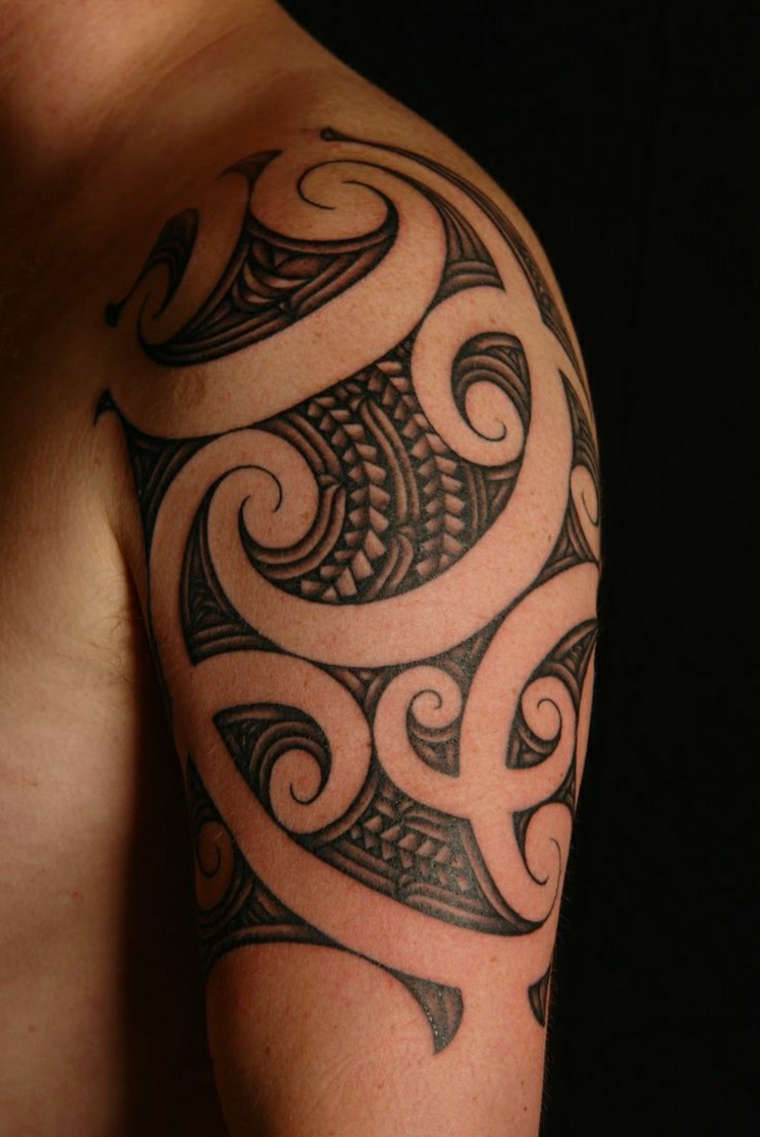 Homens tatuagens polinésios 