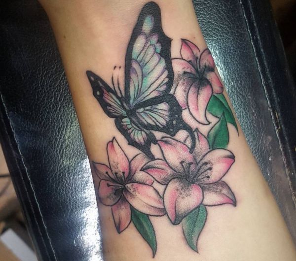 Tatuagem de orquídea com borboleta no pé 