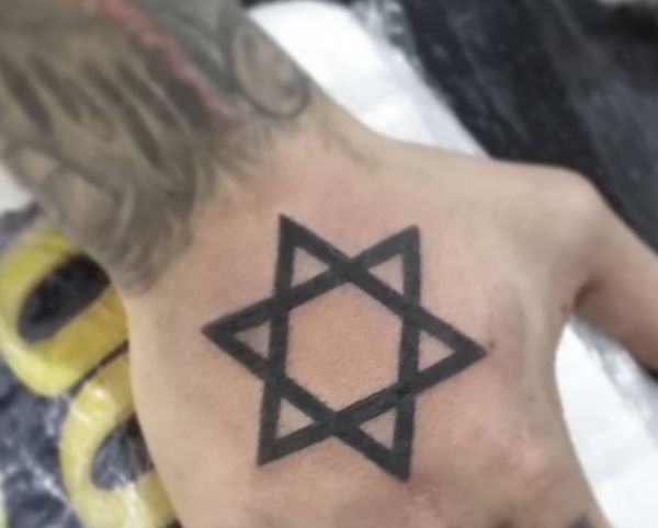 Tatuagem de estrela de Davi na mão 