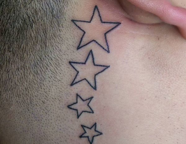Estrelas de tatuagem atrás da orelha 