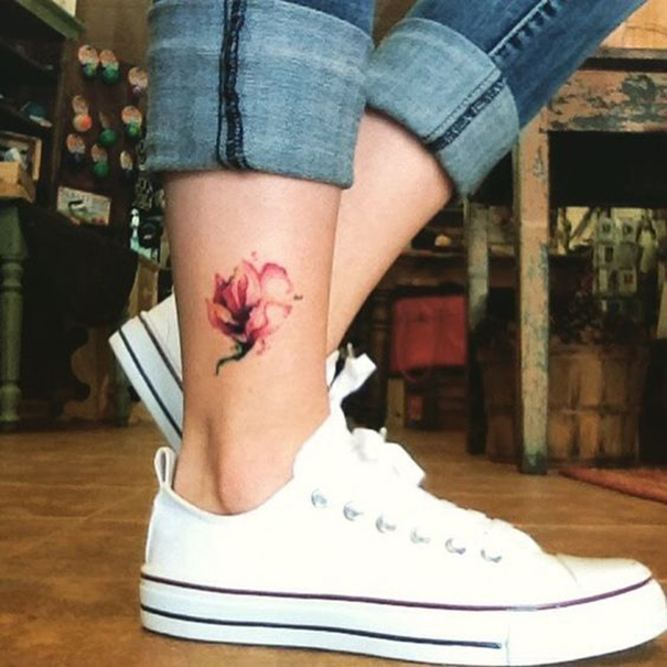 tatuagem de flor de lótus a pé 