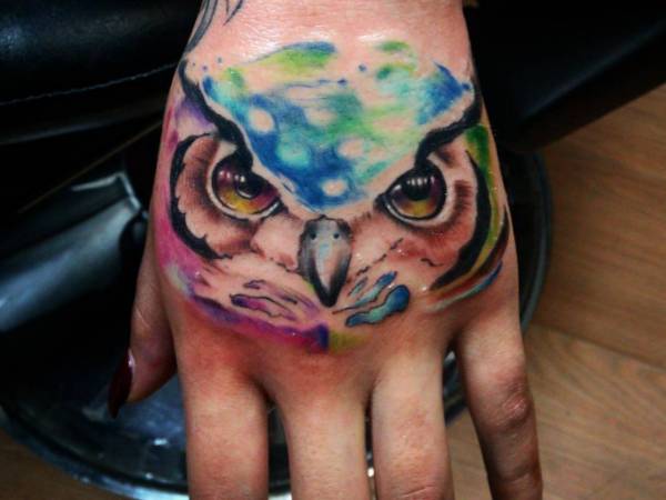 Corujas coloridas tatuagem na mão aquarela 