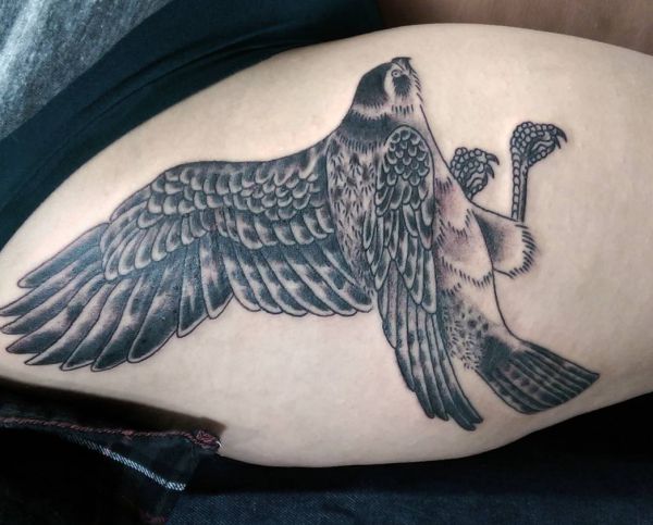 Tatuagem de falcão na mulher coxa 