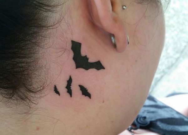 Tatuagem de enxame de morcego atrás da orelha 