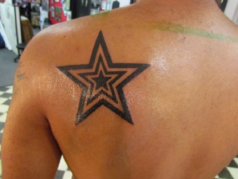 Estrela de cinco pontas nas costas 