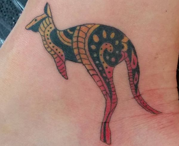 Tatuagem de canguru tribal no tornozelo 
