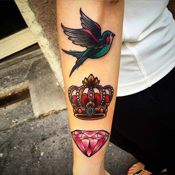 tatuagem de coroa no braço 