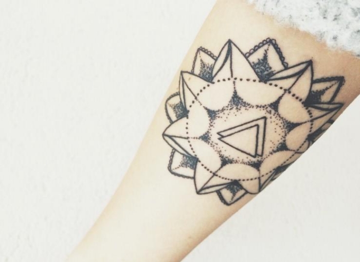 flor geométrica triangular tatuada moderna 