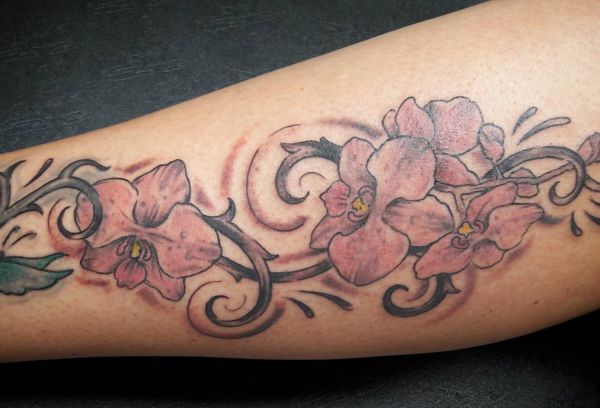 Orquídea rosa tatuagem vermelha na perna 