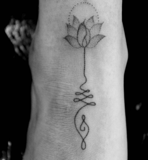 Little Lotus Tattoo no pé 