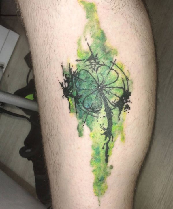 Aquarela design de tatuagem de trevo de quatro folhas na perna 