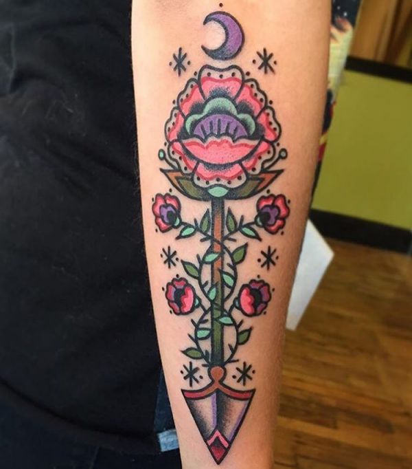 Design de seta com bluemen e lua no braço