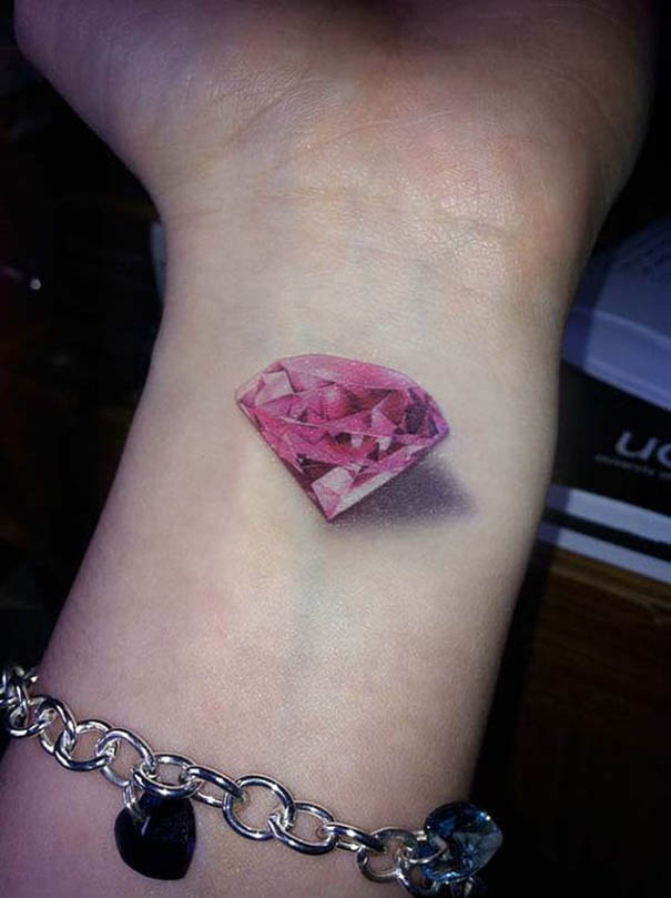 tatuagem de diamante no pulso 