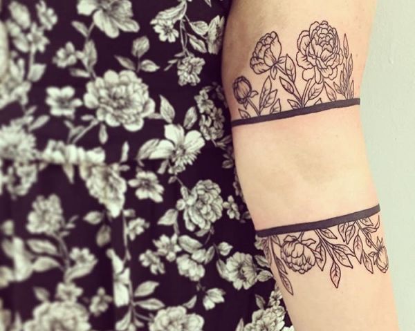 Tatuagens de pulseira de flores para mulheres 