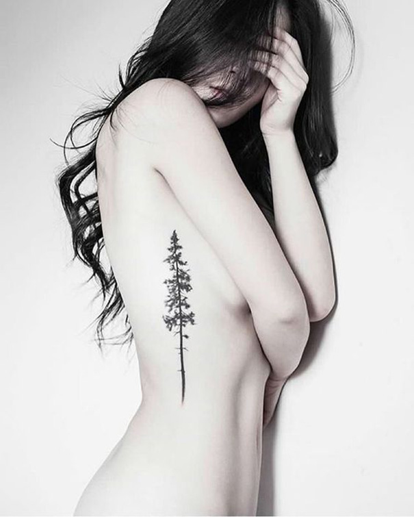 tatuagem de árvore sexy na costela 