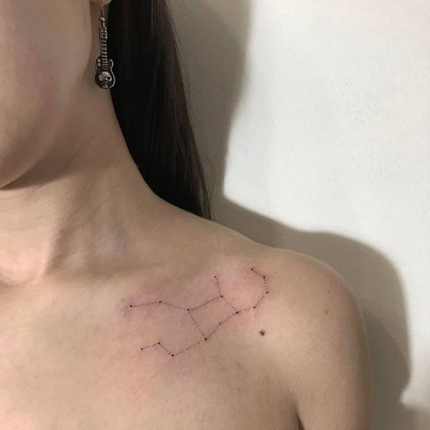 tatuagem de constelação para mulheres 